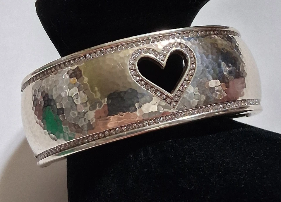 Pulsera DE COLECCIÓN BRIGHTON 1" ANCHO CRISTAL SWAROVSKI PLATA CORAZÓN Martillado Foto 1 de 4