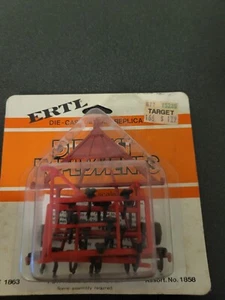 Vintage ERTL 1/64 Scale International Minimum Tillage Plow NIP #1400 - Picture 1 of 7