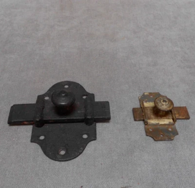 2 Anciennes Targettes Verrous en fer forgé et acier - Photo 1/4