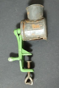 Alter Nussreibe Reibe küchenreibe Modell Puppenküche Puppenzubehör Blechreibe - Picture 1 of 9