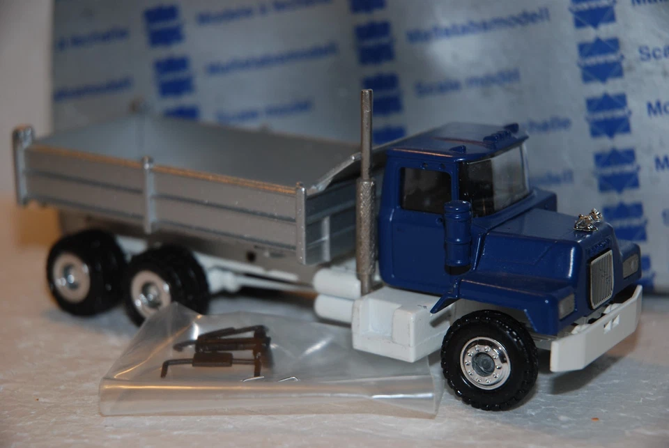 1/50 Conrad Camion Mack 3 assi   - Immagine 1 di 2