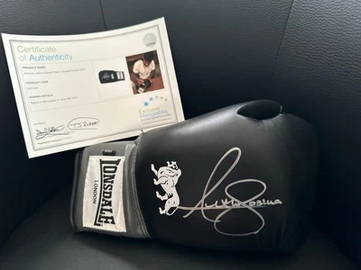 Signierter Boxhandschuh in Vitrine von ANTHONY JOSHUA mit Echtheitszertifikat - Bild 1 von 4