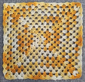 Manta GRANNYSQUARE Casa de Muñecas Miniatura Ganchillo a Mano Naranja Amarillo Blanco 7.25" - Imagen 1 de 5