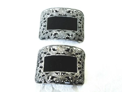 Par de clips para zapatos vintage ornamentados en tono plateado con clips negros de 1 1/2 x 2 1/8 pulgadas KJ Foto 1 de 4