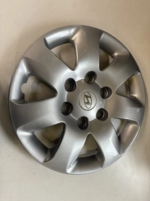 Hyundai Entourage hubcap, 2007-2010, fits 16 inch wheels 52960 4D010, 55558 01 - Image 1 of 4