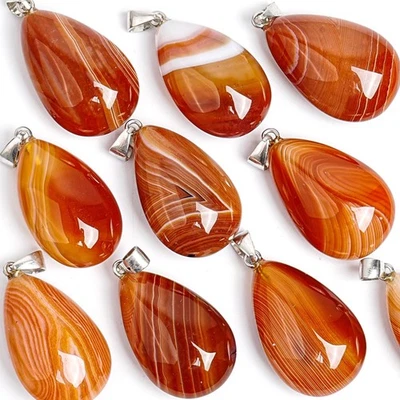 Colgante de piedras preciosas curativas perforadas con tapa de ágata a rayas en lágrima roja natural Foto 1 de 4