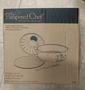 The Pampered Chef Springform Pfannenset #1541 mit Spatel, Bundt & Glasboden Neu im Karton - Bild 1 von 2