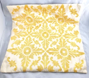 Par de fundas de almohada bordadas en oro con canal satinado PIER 1 18" - Imagen 1 de 10