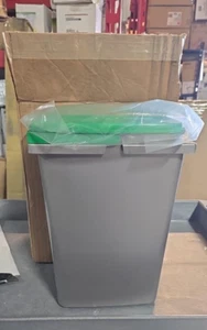 Rev-A-Shelf 8L Replacement Garbage bin w/Handle and lid - Picture 1 of 2