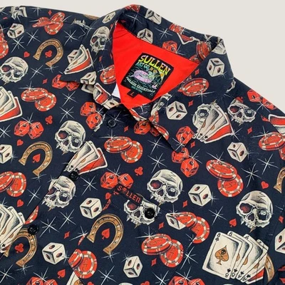 Camisa grande con botones Sullen Art Co Tough Luck AOP tarjetas de dados junto a la playa calavera Foto 1 de 4