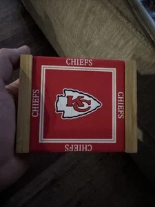 Kansas City Chiefs Untersetzer 4er Set mit Holzständer - Bild 1 von 9