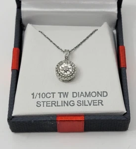 1/10 CT. T.W. Collana con ciondolo in argento sterling Halo con diamanti e catena da 18" - Foto 1 di 12