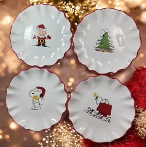 Williams Sonoma PEANUTS SNOOPY Set of 4 SALAD PLATES 7.5" Scalloped New - Picture 1 of 9