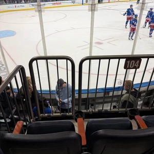 Boletos New York Rangers vs Philadelphia Flyers 20/12/25 - PRIMERA FILA INFERIOR 104 - Imagen 1 de 8
