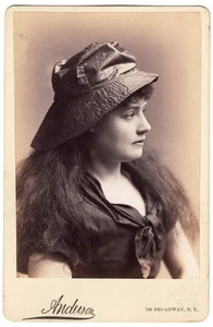 UNIDENTIFIED ACTRESS WEARING A RAIN SLICKER HAT IN NEW YORK CITY : CABINET CARD - Picture 1 of 3