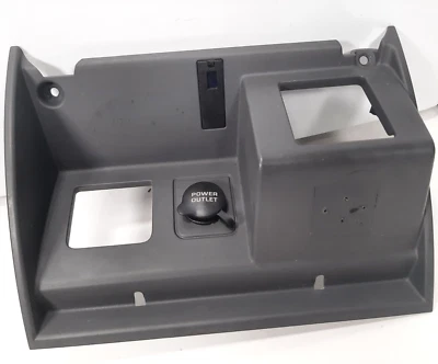 Mitsubishi Raider 2006-2007 embellecedor central inferior del tablero toma de corriente gris Foto 1 de 4