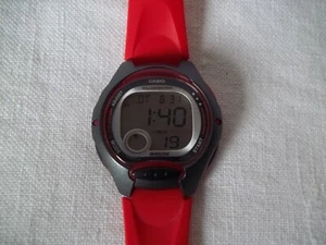 Casio Illuminator Digital Day Date Alarm Chrono Hintergrundbeleuchtung Rot Band Uhr - Bild 1 von 11