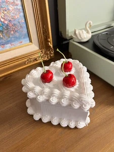 Cute Storage/Jewelry Box in a Vintage Cake Style - Picture 1 of 2