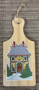 HOLZ SCHNEIDEBRETT Fertig Kreuzstich Winter Dorf Haus Hängedeko NEU - Bild 1 von 4