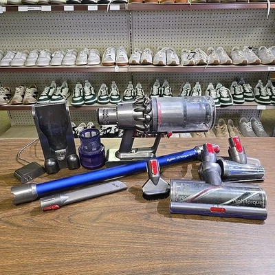 Dyson V11 Torque Drive Vacuum Cleaner W/ Motorbar, Charger, Mount & Attachments - Image 1 of 4