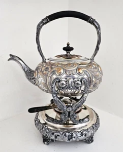 ANTIGUA TETERA INCLINABLE PLATEADA CON SOPORTE DISEÑO FLORAL ORNAMENTADO - Imagen 1 de 24