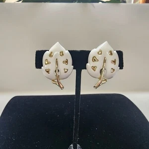 New Sarah Coventry White Velvet Leaf Clip On Earrings - Picture 1 of 1