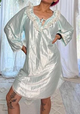 Camisón vintage de satén azul bebé con ribete de encaje - Apóstrofe de Sears - M Foto 1 de 4