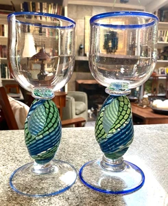 Juego de 2 copas de vino de vidrio artístico vintage firmadas Jacob of Hawaii conchas de caracola - Imagen 1 de 12