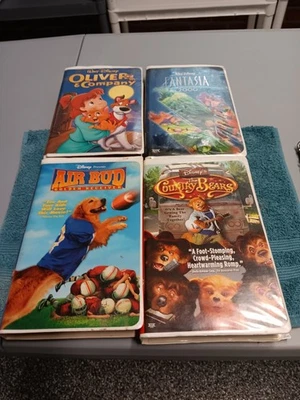 SET OF FOUR DISNEY VHS MOVIES FANTASA-COUNTRY BEARS-AIR BUD-OLIVER & COMPANY Foto 1 de 4
