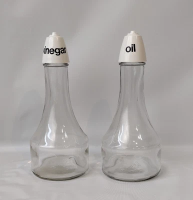 De colección (2) Dispensadores de aceite y vinagre GEMCO agitadores vidrio blanco con tapas de letras negras Foto 1 de 4