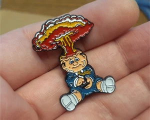 ADAM BOMBA SPILLA BAVERO secchio spazzatura bambini GPK anni 80 nostalgia cappello spilla atom - Foto 1 di 3