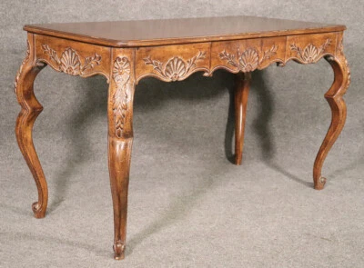 Mesa de escritorio francesa Luis XV estilo rococó de nogal alrededor de los años 60 Foto 1 de 4