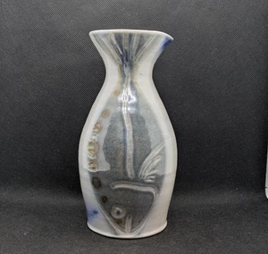 Jarra Botella Sake con Pescado Grabado Azul Crema Gris Firmado Cerámico Gres - Imagen 1 de 7