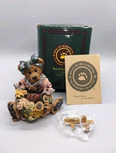 Figura Boyds Bears "Justina la Portatrice del Messaggio" #2273 Fiori Insegne Reversibili - Foto 1 di 11