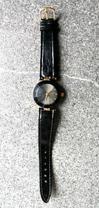 Damen-Armbanduhr, goldfarb. ausgefallenes Glas, schwarzes Lederband, getragen - Bild 1 von 4