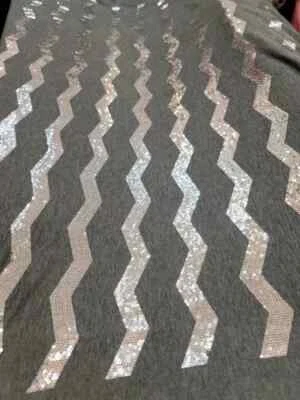 Tejido tejido jersey elástico gris chevron bordado lentejuelas plateadas por yarda   Foto 1 de 4
