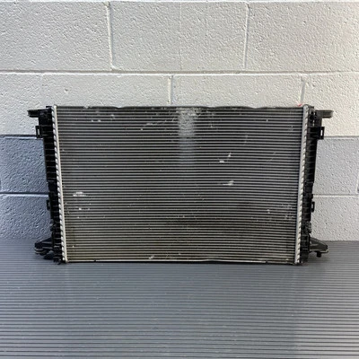 Audi A5 2018-2024 2,0 L motor refrigerante radiador principal 10 k millas OEM genuino nota Foto 1 de 4