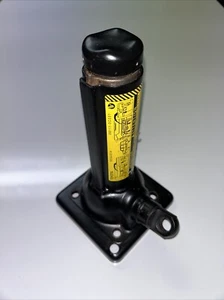 2001 2007 TOYOTA SEQUOIA JACK, 09111-0C031 - Picture 1 of 5