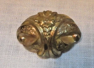 Antica spilla gonfia accento floreale ha ammaccature - Foto 1 di 7