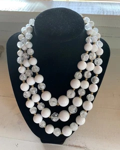 ¡Impresionante! "Collar vintage de 3 hilos Lucite blanco con cuentas 16"" ajustable" - Imagen 1 de 6