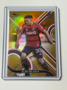 2022 Topps Finest MLS Gold Refractor #33 Alan Velasco Rookie 42/50 - Picture 1 of 2