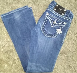 LINDOS Pantalones de mezclilla Miss Me Boyfriend estrás brillantes con bolsillos con solapa de puntada grande talla 26 - Imagen 1 de 11