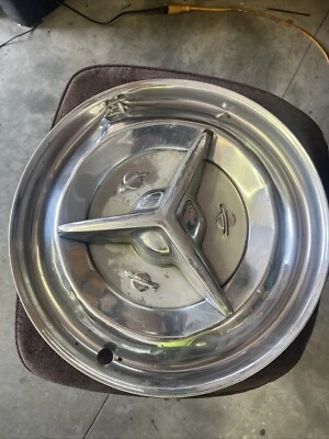 (1) 56 OLDSMOBILE STARFIRE ROCKET FIESTA TAPACUBOS GIRATORIO FABRICANTE DE EQUIPOS ORIGINALES 15” OEM DE COLECCIÓN Foto 1 de 4