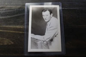 JOHN WAYNE VINTAGE STUDIO POSTCARD 60'S - Picture 1 of 1