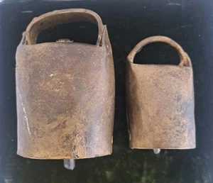 Antica campana primitiva forgiata a mano rivettata bovina mucca campanacci prima fattoria - Foto 1 di 19
