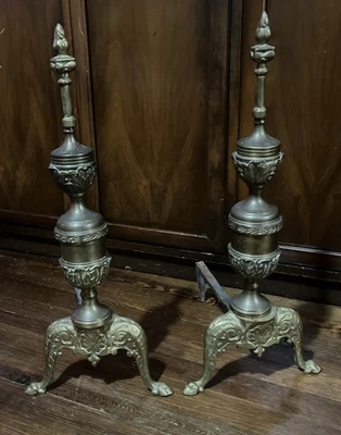 "Juego de andirones de latón diseño ornamentado con soportes de troncos de hierro fundido 21,75"" altura" Foto 1 de 4