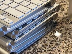 22 Stück Apple Tastatur A1255 & A1314 DEFEKT oder FÜR TEILE WIE GELESEN - Bild 1 von 20