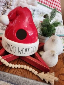 Cappello Rae Dunn Babbo Natale Officina Birdhouse Rosso Nuovo Con Scatola - Foto 1 di 3