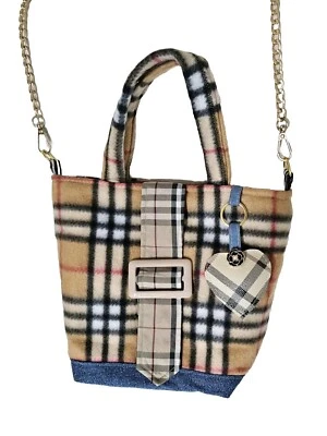 Bolso de Mano Hecho a Mano a Cuadros con Bandolera Cadena Dorada y Bolso Corazón Dije Elegante  Foto 1 de 4