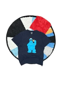 T-shirt KAWS Uniqlo UT Sesame Street Cookie Monster 2018 taglia Medium Futura RARA - Foto 1 di 8